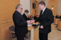 Prof. Zdzisław Szalbierz, Dziekan Wydz.I-Z  wręcza indeksy nowym słuchaczom PASB, rok 2013