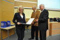 dyplomy i certyfikaty wręczają prof. Cezary Madryas (PWr) i prof. Walter Parker (CCSU)